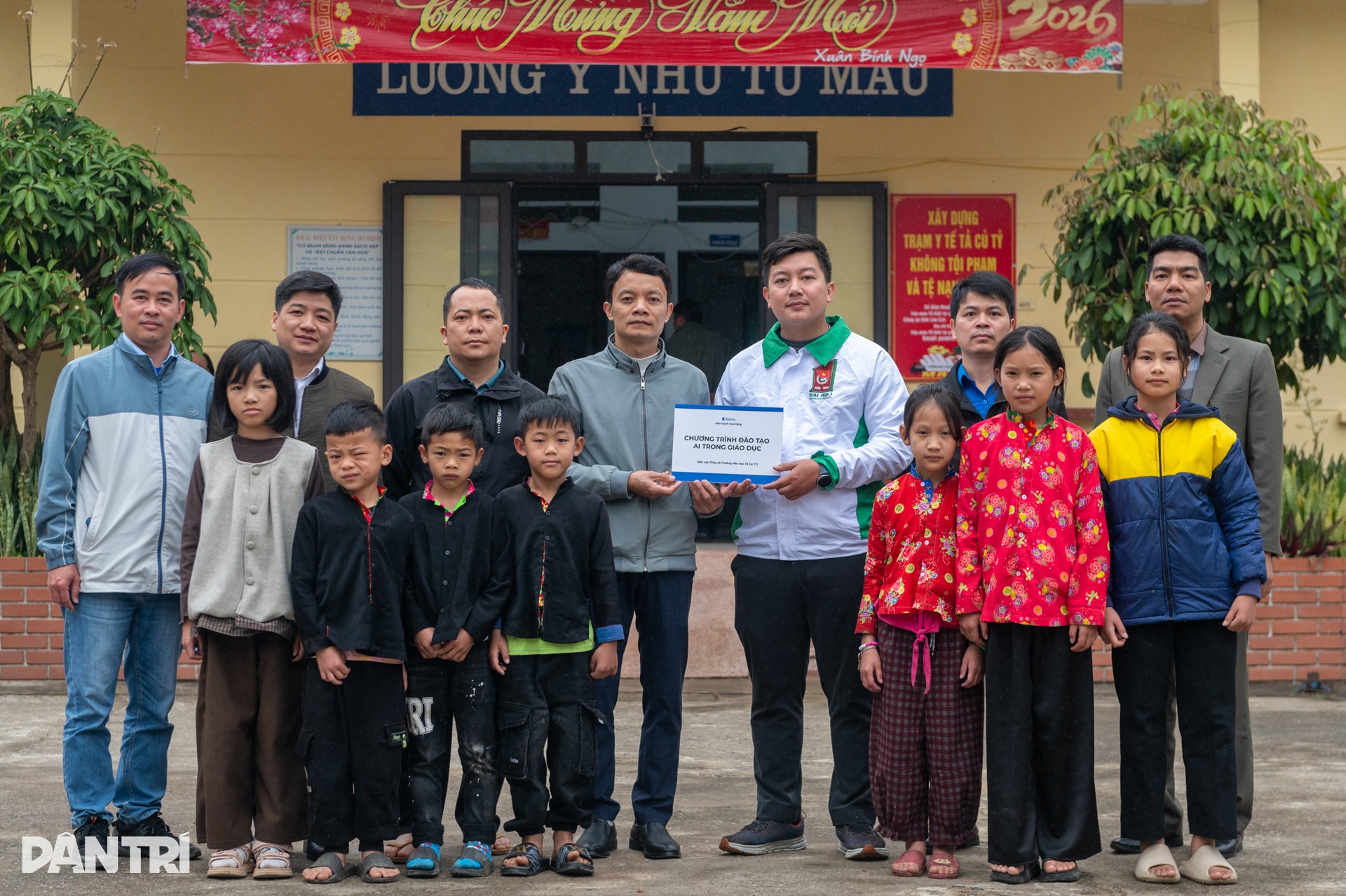 Ngày vui bất ngờ của những đứa trẻ nghèo ở bản mờ sương - 19