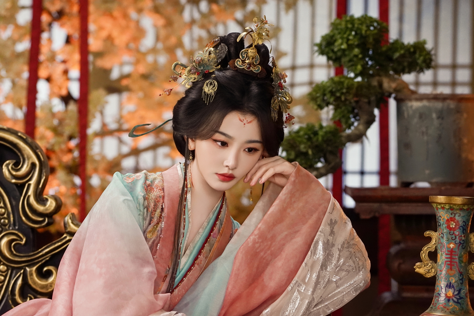 Nhìn dung nhan này mới hiểu vì sao 