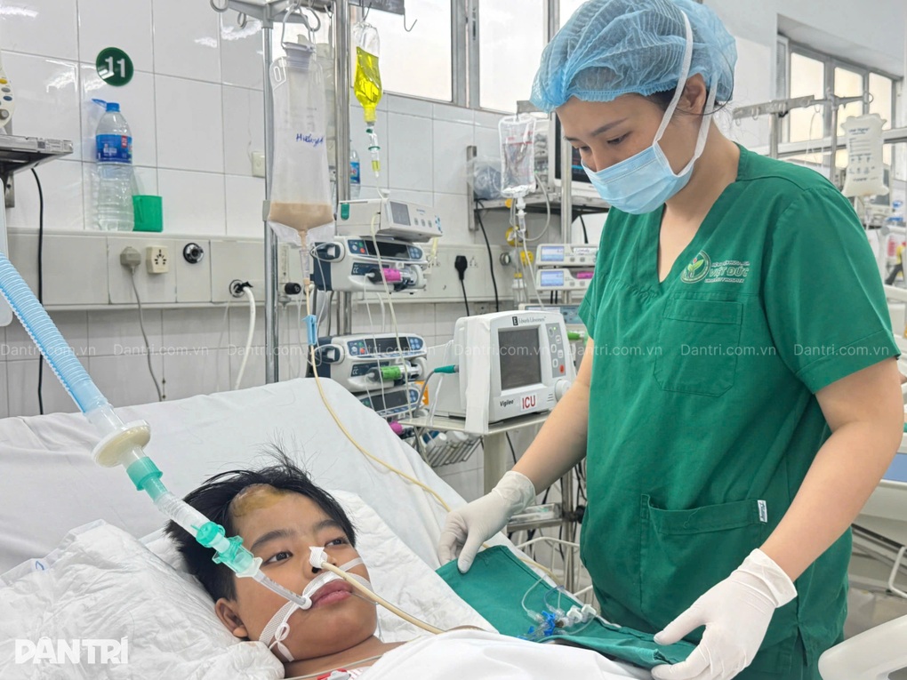 Ám ảnh ánh mắt khát sống của cậu bé 13 tuổi mắc u não, suy tim cấp - 4