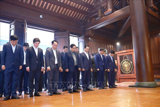 Thủ tướng dâng hương tưởng niệm Chủ tịch Hồ Chí Minh, các anh hùng, liệt sĩ tại Điện Biên Phủ - Ảnh 2.