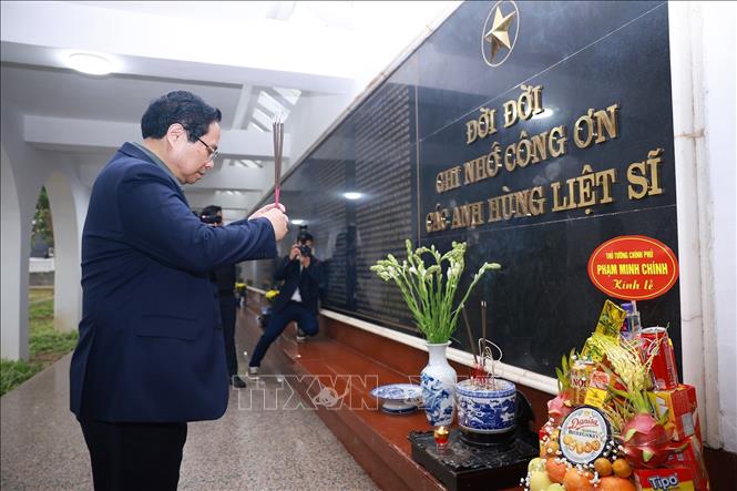 Thủ tướng dâng hương tưởng niệm Chủ tịch Hồ Chí Minh, các anh hùng, liệt sĩ tại Điện Biên Phủ - Ảnh 4.