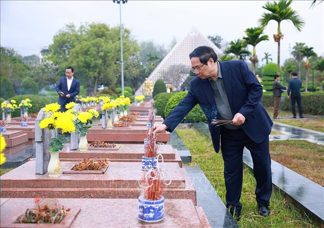 Thủ tướng dâng hương tưởng niệm Chủ tịch Hồ Chí Minh, các anh hùng, liệt sĩ tại Điện Biên Phủ - Ảnh 5.