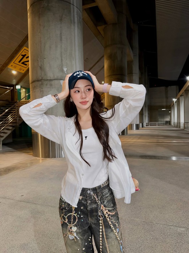 Áo sơ mi kết hợp quần denim tạo nên bản phối cuốn hút ngày đầu hè- Ảnh 4.