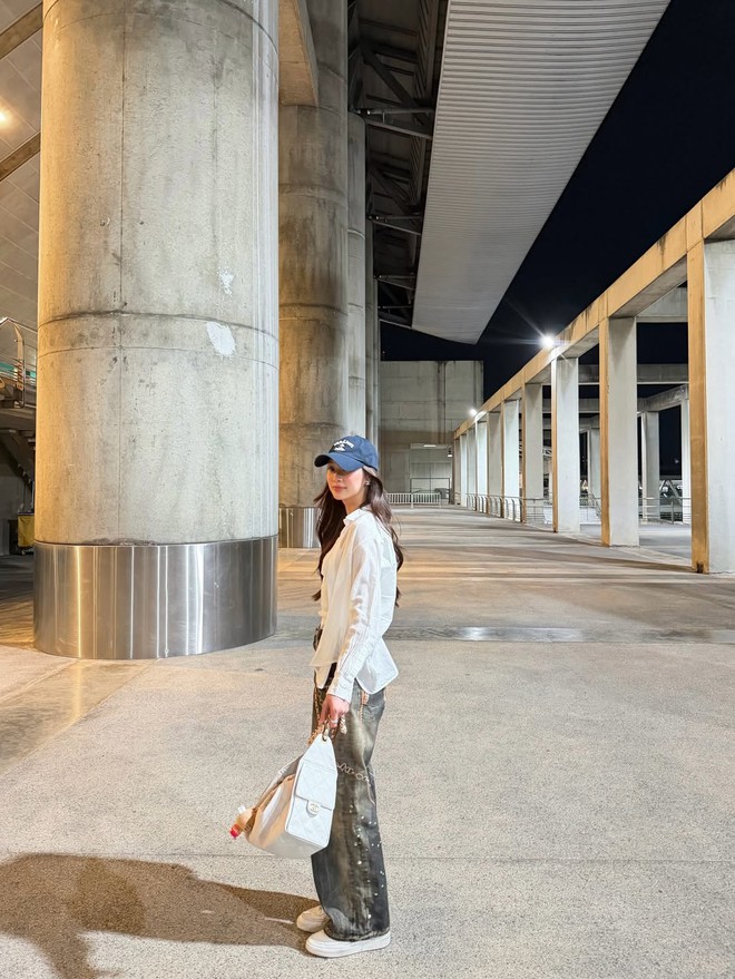 Áo sơ mi kết hợp quần denim tạo nên bản phối cuốn hút ngày đầu hè- Ảnh 5.