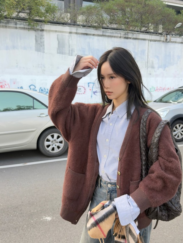 Áo sơ mi kết hợp quần denim tạo nên bản phối cuốn hút ngày đầu hè- Ảnh 8.