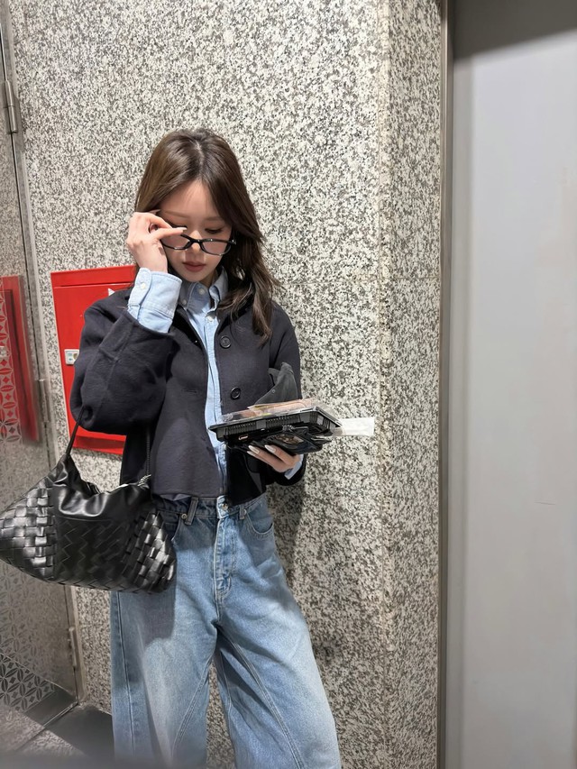 Áo sơ mi kết hợp quần denim tạo nên bản phối cuốn hút ngày đầu hè- Ảnh 10.