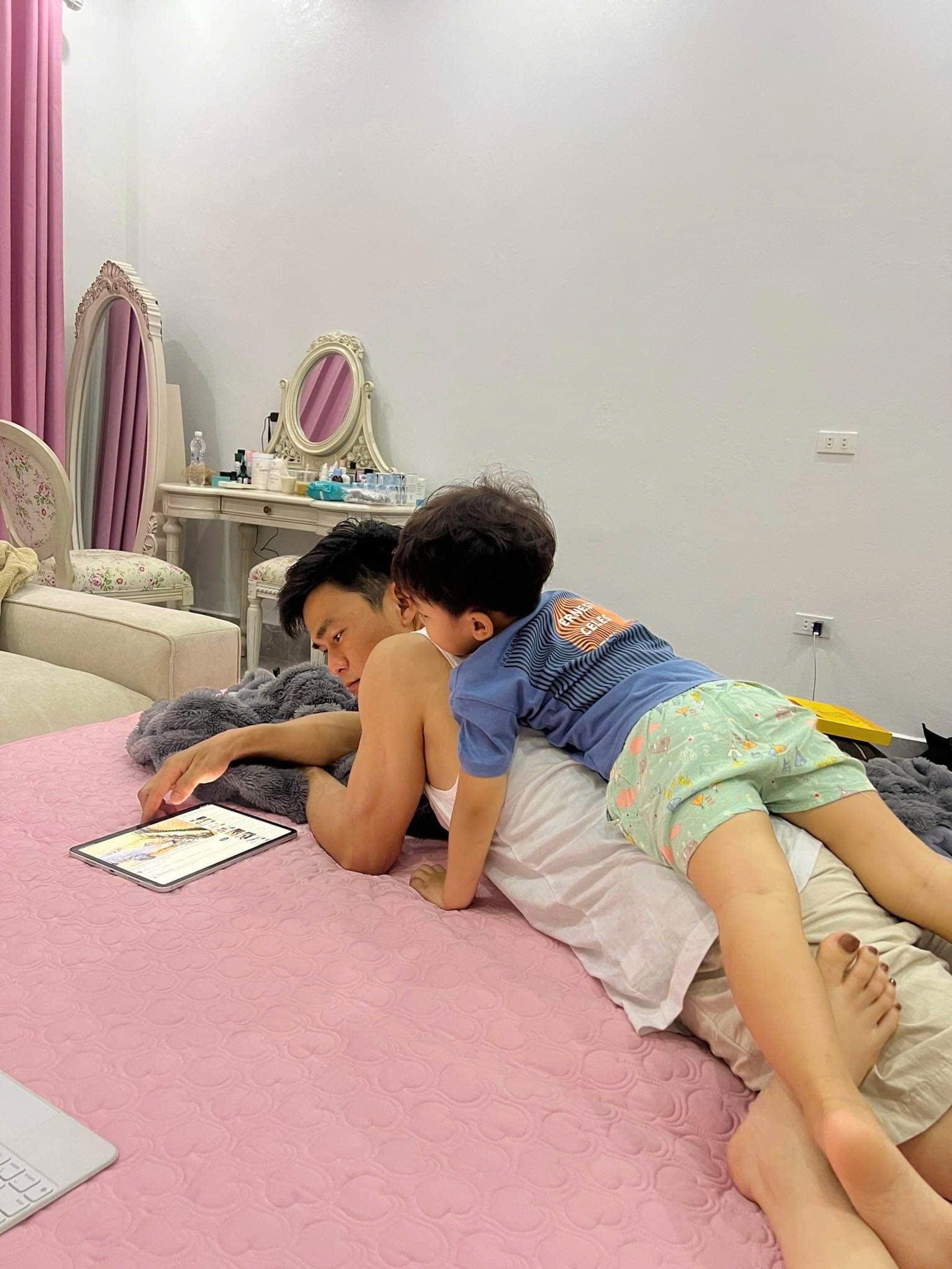 Bé Bo gọi bạn trai Hòa Minzy là bố, phản ứng bất ngờ khi mẹ nói chuyện cưới - 5