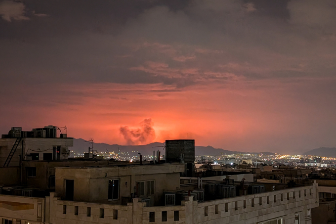 Khói lửa bốc lên tại thủ đô Iran sau đòn không kích ngày 5/3. Ảnh: AFP