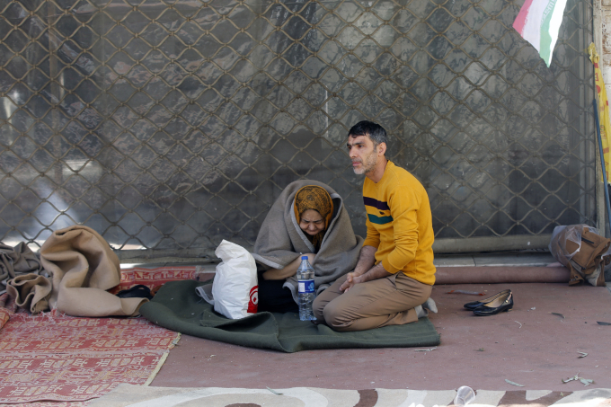 Người dân khu Shahid Boroujerdi ngoài đường khi khu vực hứng thiệt hại nặng, ngày 5/3. Ảnh: AFP