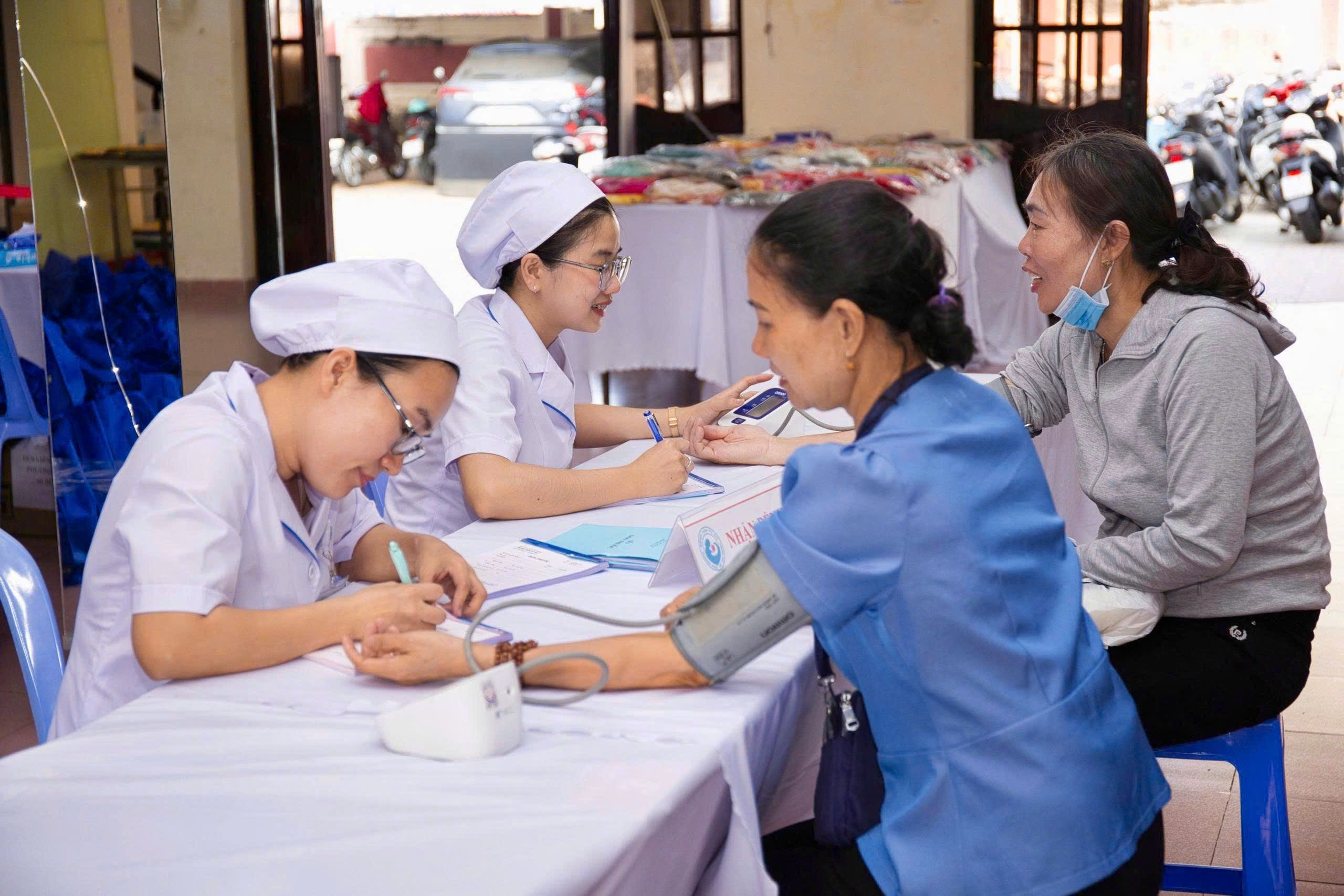 Những phần quà đặc biệt cho người lao động nhân dịp 8-3 - Ảnh 3.