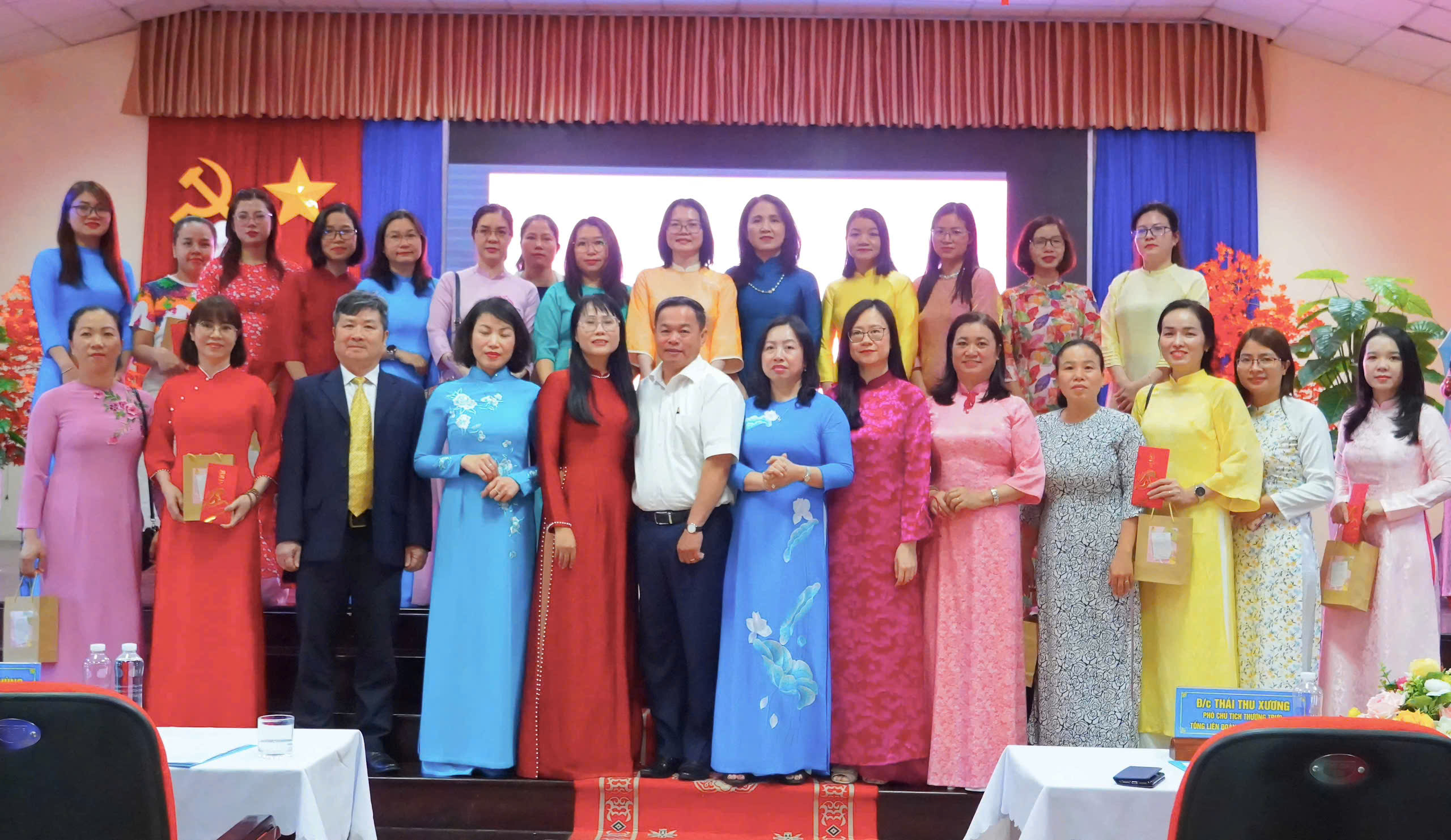 Những phần quà đặc biệt cho người lao động nhân dịp 8-3 - Ảnh 4.