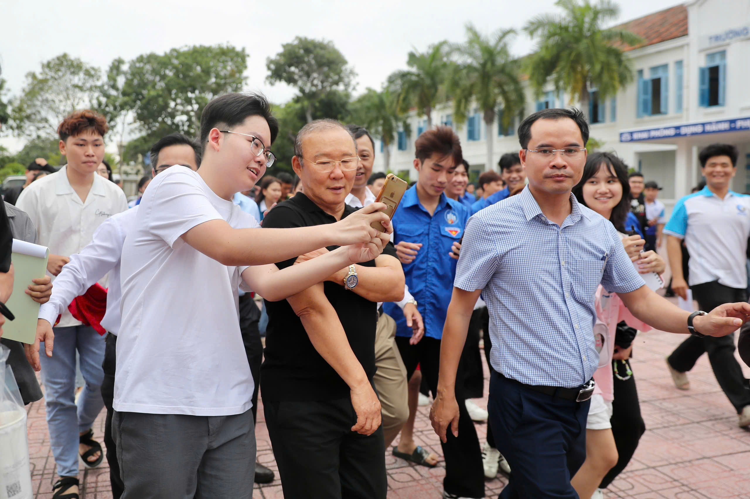 Hàng ngàn người hâm mộ vỡ òa cảm xúc vì thầy Park xuất hiện tại TNSV THACO cup 2026- Ảnh 2.