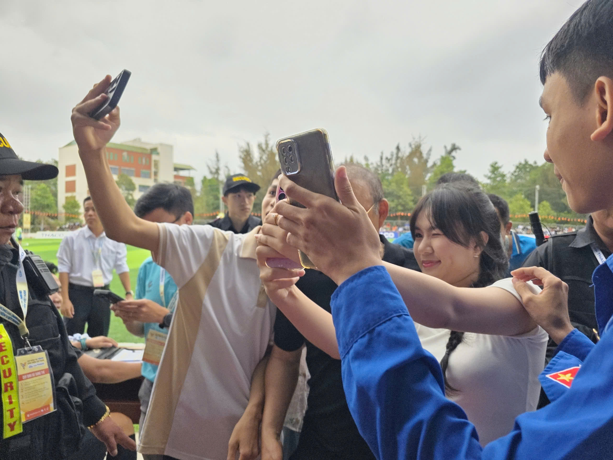 Hàng ngàn người hâm mộ vỡ òa cảm xúc vì thầy Park xuất hiện tại TNSV THACO cup 2026- Ảnh 3.