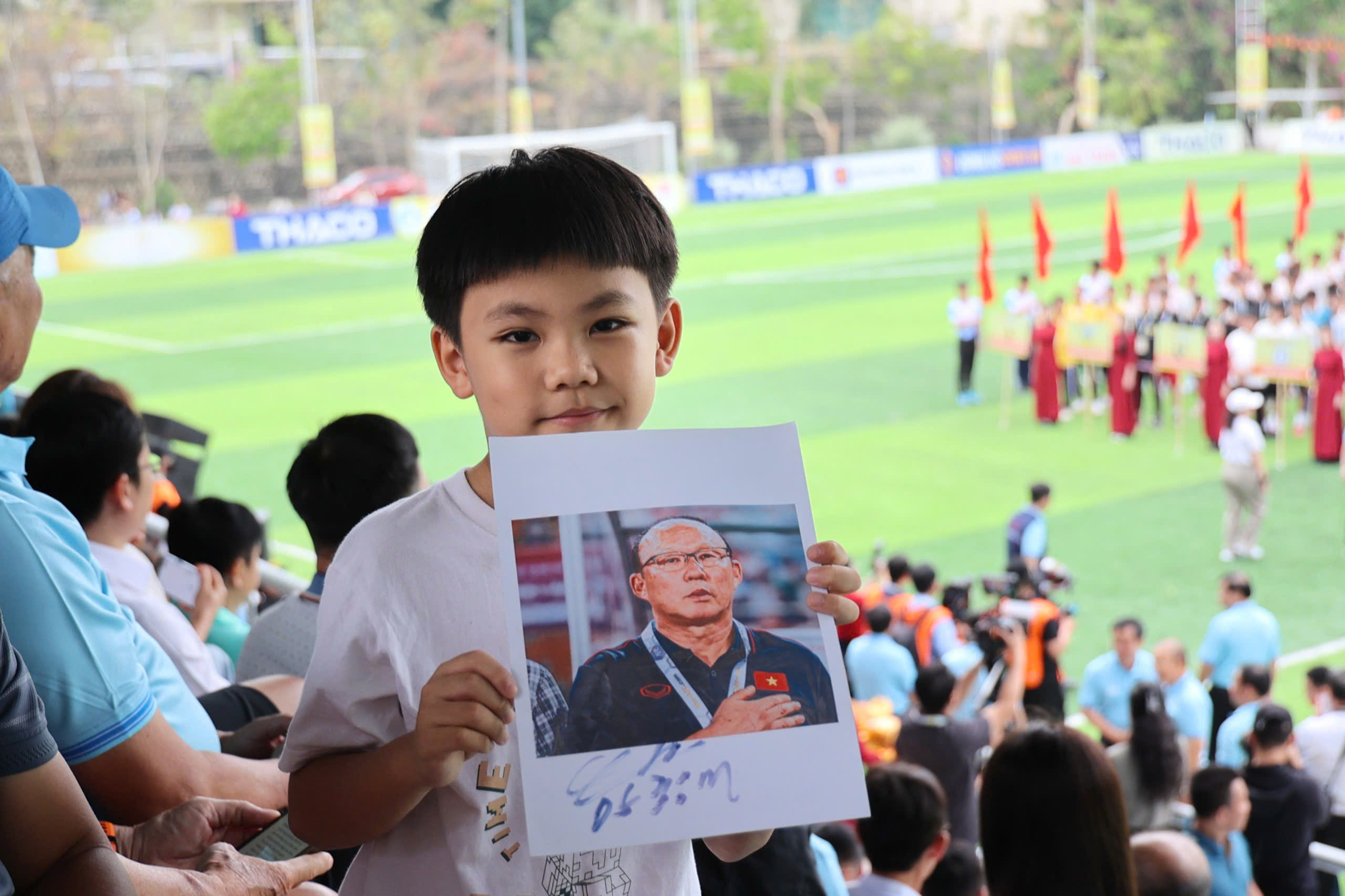 Hàng ngàn người hâm mộ vỡ òa cảm xúc vì thầy Park xuất hiện tại TNSV THACO cup 2026- Ảnh 4.