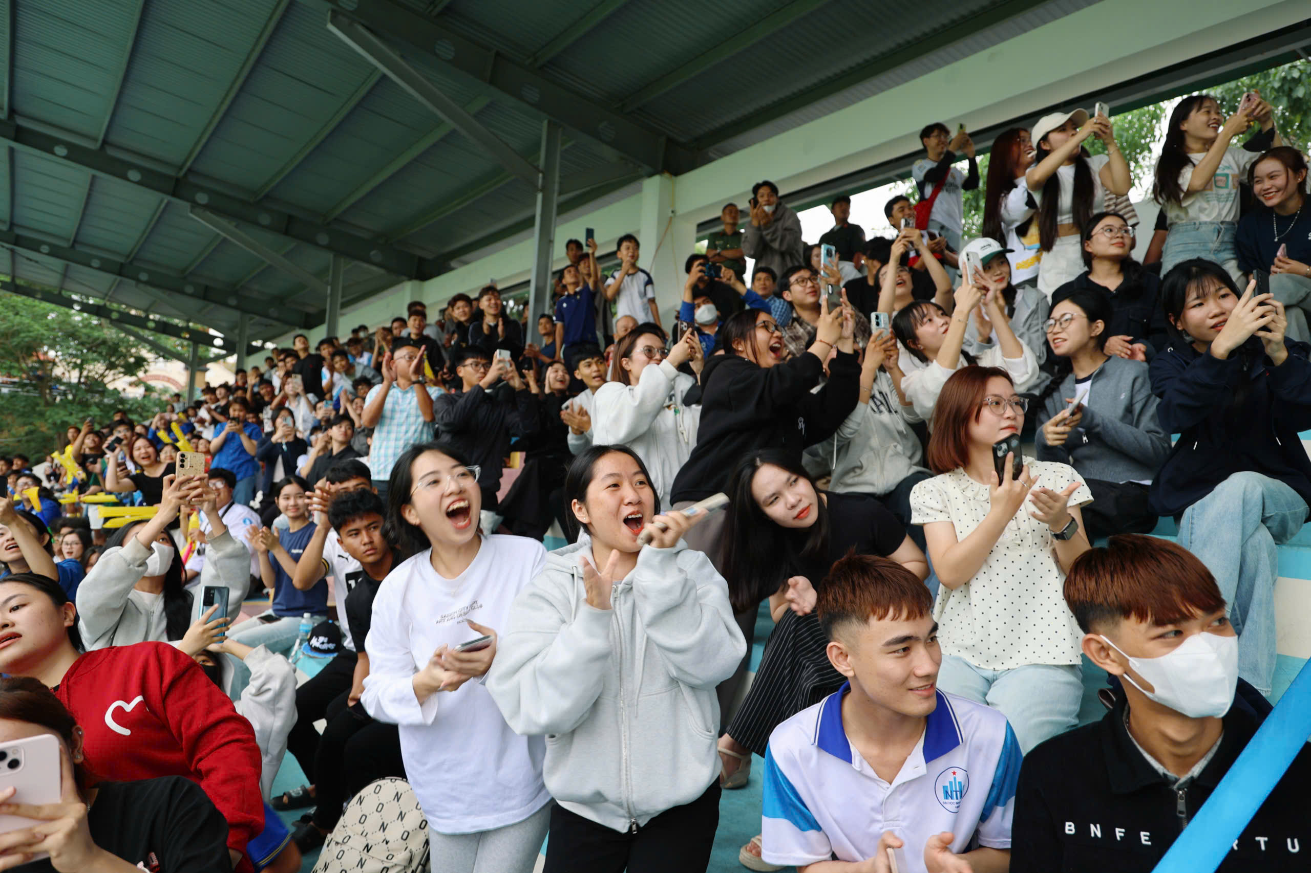 Hàng ngàn người hâm mộ vỡ òa cảm xúc vì thầy Park xuất hiện tại TNSV THACO cup 2026- Ảnh 5.