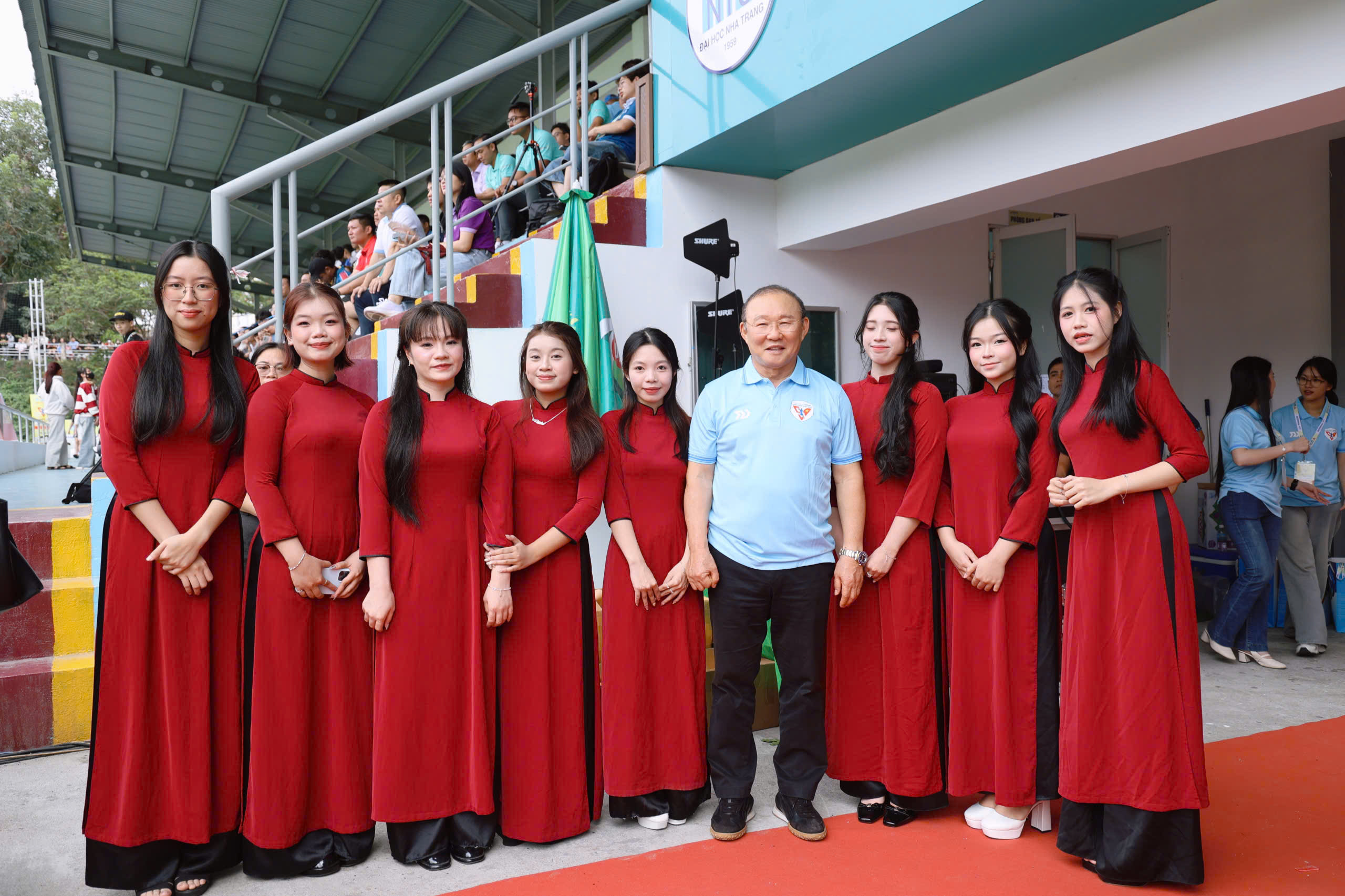 Hàng ngàn người hâm mộ vỡ òa cảm xúc vì thầy Park xuất hiện tại TNSV THACO cup 2026- Ảnh 6.