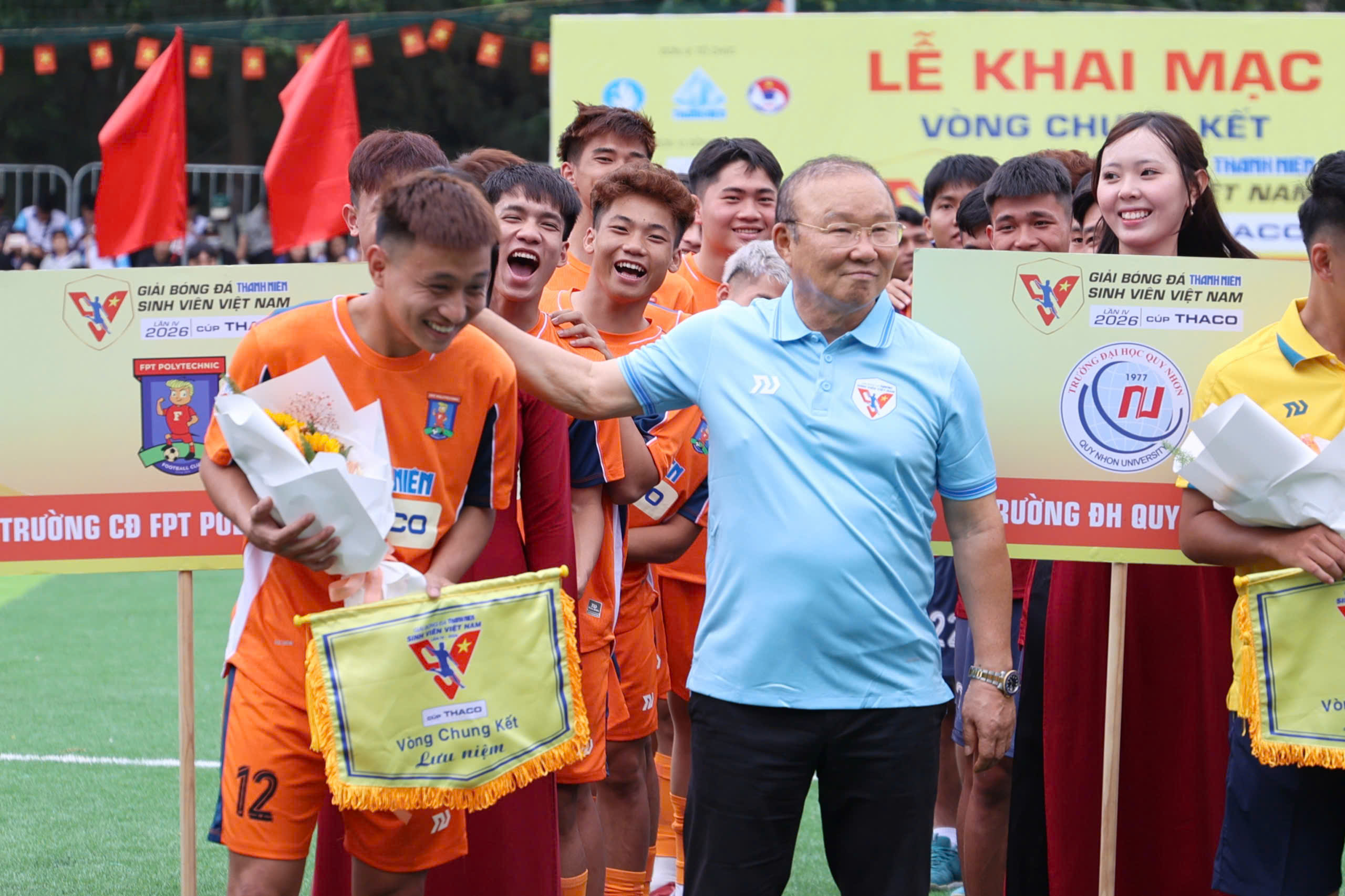 Hàng ngàn người hâm mộ vỡ òa cảm xúc vì thầy Park xuất hiện tại TNSV THACO cup 2026- Ảnh 8.