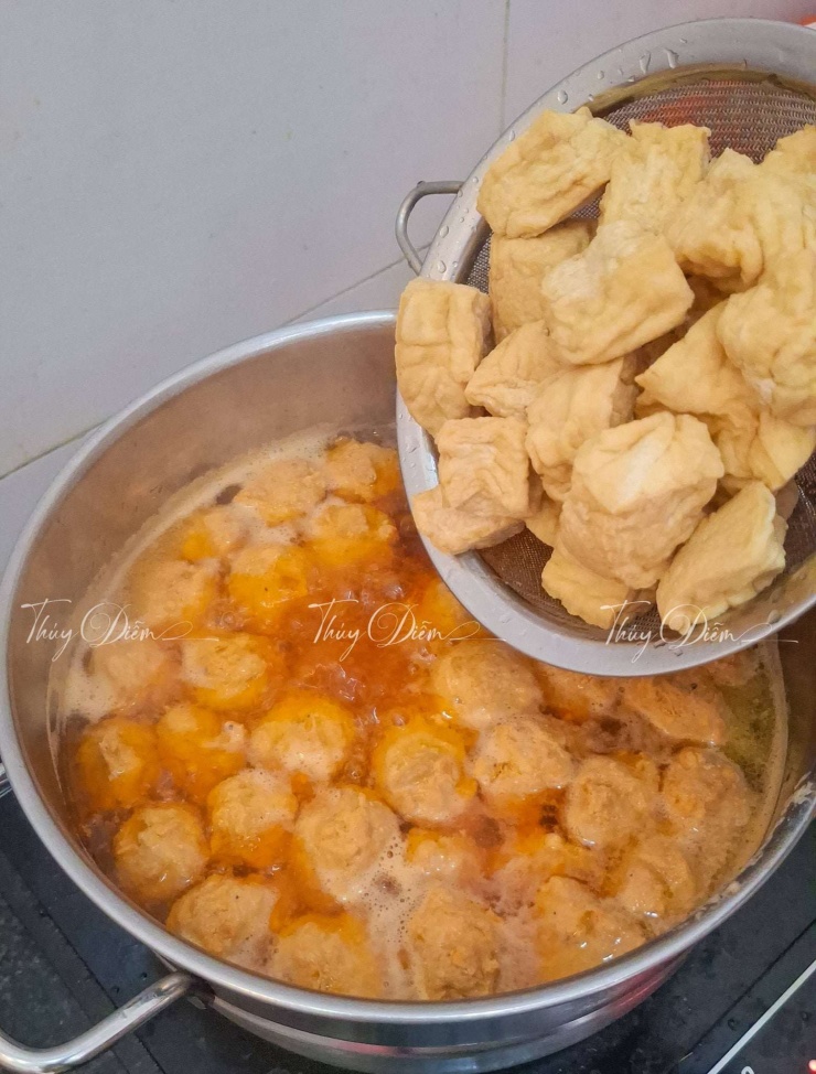 Ninh sườn, cho riêu vào, cho đậu hũ