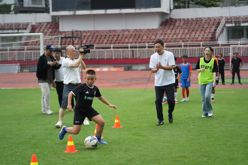hlv-kim-sang-sik-truyen-lua-cho-hang-tram-cau-thu-nhi-viet-nam (3).jpg