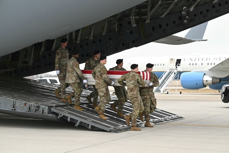 Ông Trump dự lễ đón thi hài 6 binh sĩ Mỹ tử trận trở về - Ảnh 3.