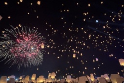 Khách Việt trải nghiệm thả đèn trời ở Chiang Mai