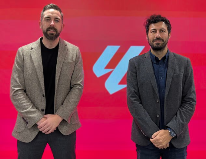 David Garcia (trái) và Jose Angel Garcia trao đổi tại trụ sở La Liga ở Madrid về kế hoạch 10 năm nhằm cải tổ hệ thống học viện của giải đấu. Ảnh: Daily Mail