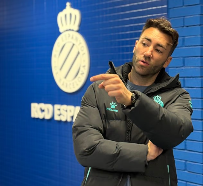 Trưởng bộ phận phương pháp đào tạo trẻ Gerard Bofill của Espanyol giải thích lý do học viện bố trí nhà tâm lý học trên băng ghế huấn luyện. Ảnh: Daily Mail