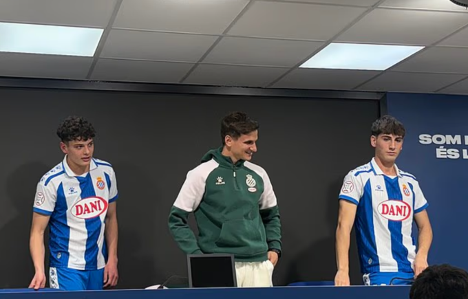 Cầu thủ trẻ Thomas Dean (trái) và Eloi Tost (phải) theo học đại học dù đang thi đấu trong hệ thống đào tạo trẻ Espanyol. Ảnh: Daily Mail