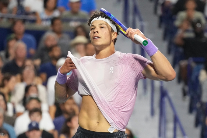 Shelton mừng chiến thắng trước Khachanov ở chung kết Toronto Mở rộng ngày 8/8/2025. Ảnh: AP