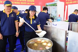 Saigontourist Group phối hợp trao 12.000 suất phở cho người lao động