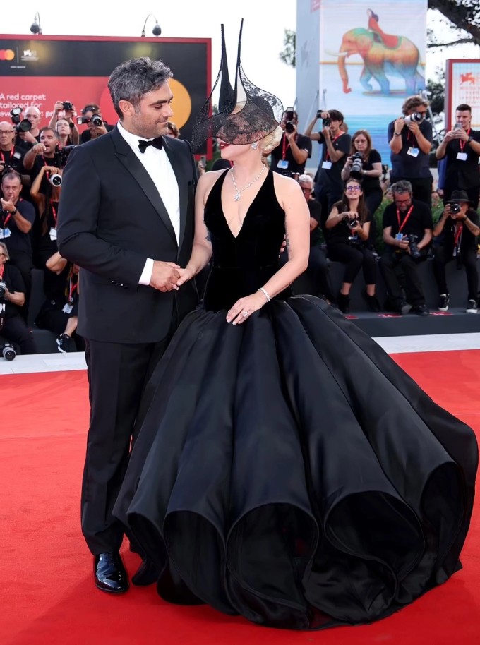 Gaga đeo nhẫn đính hôn, cùng Michael Polansky dự Liên hoan phim Venice, tháng 9/2024. Ảnh: Wire