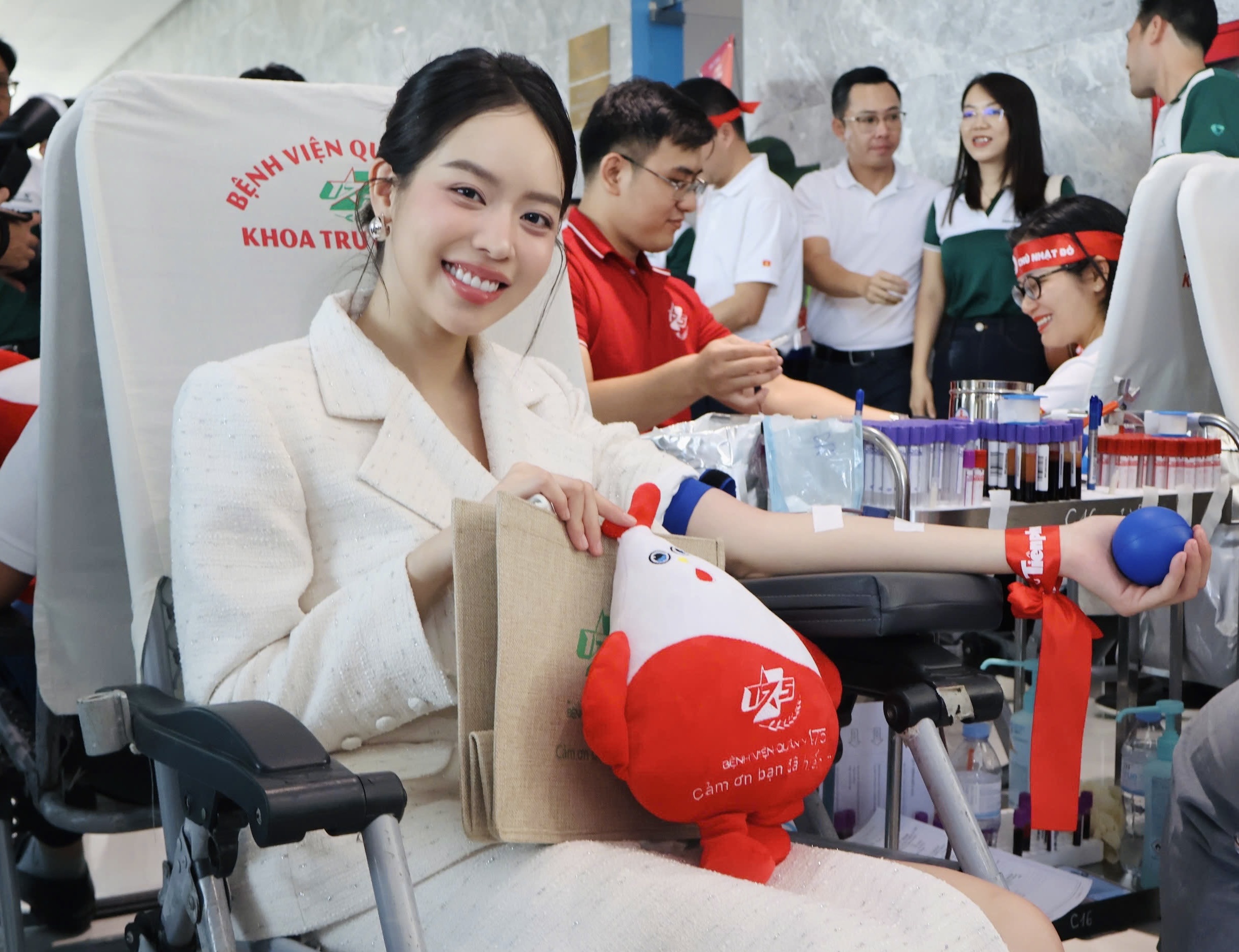 TP.HCM: Hoa hậu Thanh Thủy cùng hơn 5.000 sinh viên hiến máu tại ‘Chủ nhật đỏ’ - Ảnh 3.