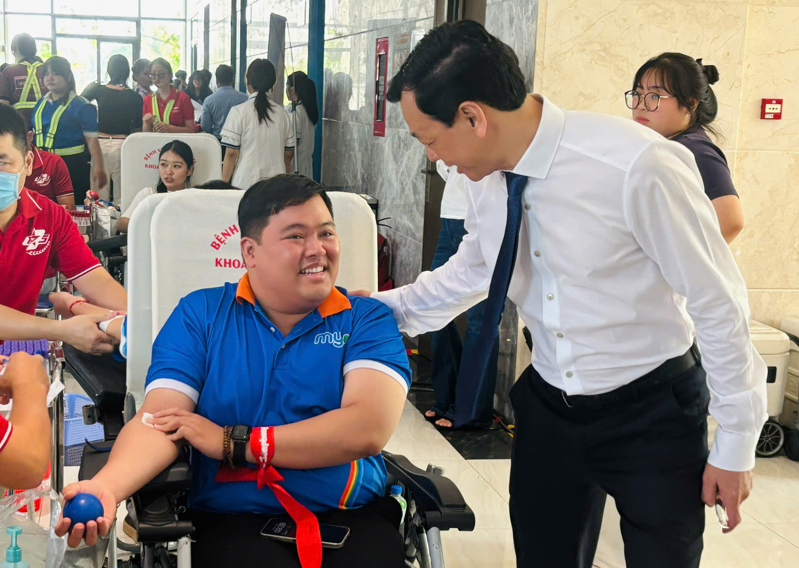 TP.HCM: Hoa hậu Thanh Thủy cùng hơn 5.000 sinh viên hiến máu tại ‘Chủ nhật đỏ’ - Ảnh 4.