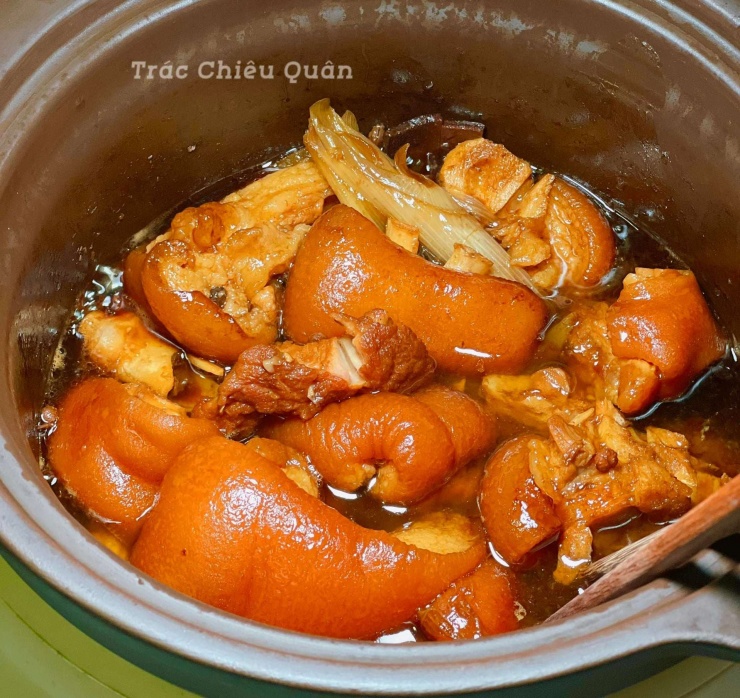 Cách làm móng giò hầm xì dầu: Đun nhỏ lửa