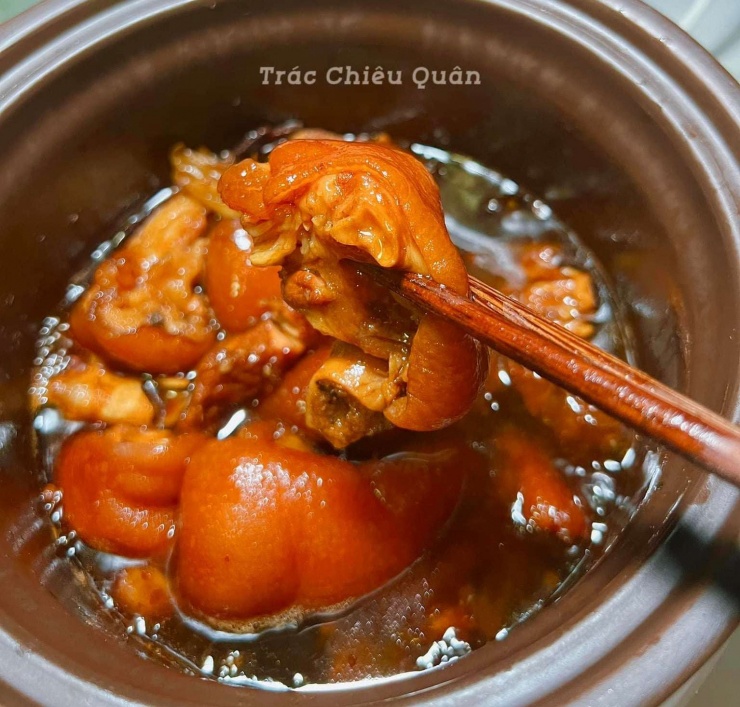 Cách làm móng giò hầm xì dầu: Cho đủ gia vị