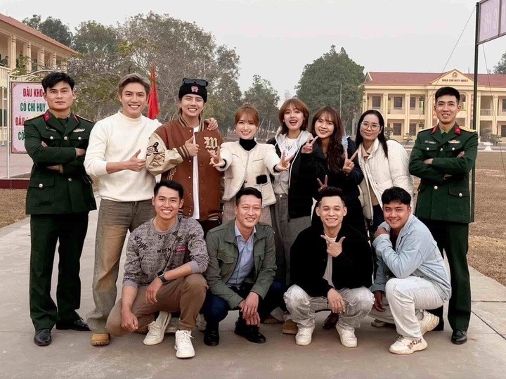 Hoà Minzy nhiều lần trở lại doanh trại quân đội ở Bắc Giang cũ (Bắc Ninh) để thăm hỏi và giao lưu với các quân nhân.