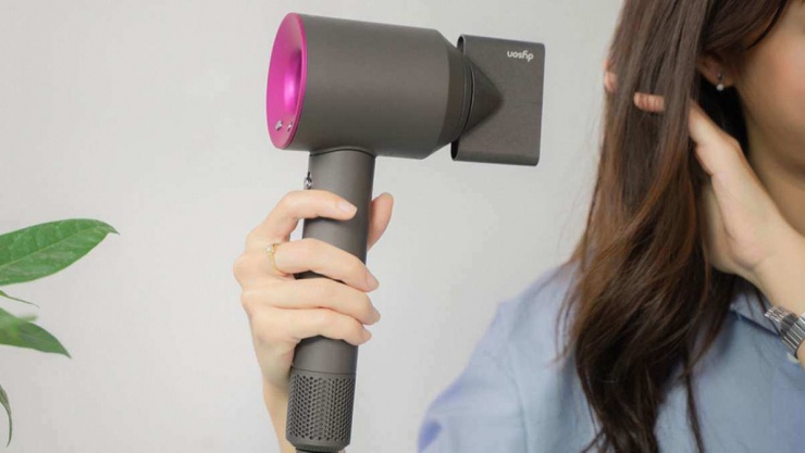 Dùng ngón tay để luồn nhẹ để tóc tơi ra một cách tự nhiên.