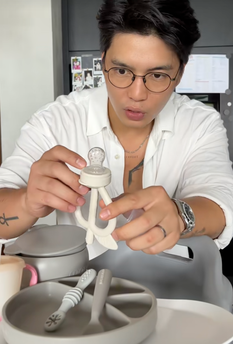 Ái nữ của Ngô Thanh Vân chính thức ăn dặm, Huy Trần khoe loạt “đồ nghề” xịn sò, một chiếc máy đã hơn 6 triệu khiến các mẹ bỉm trầm trồ- Ảnh 23.