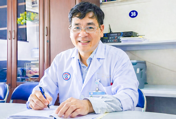 PGS.TS.BS Huỳnh Quang Khánh, Trưởng khoa Tuyến vú, Bệnh viện Chợ Rẫy. Ảnh: Hạnh Quyên