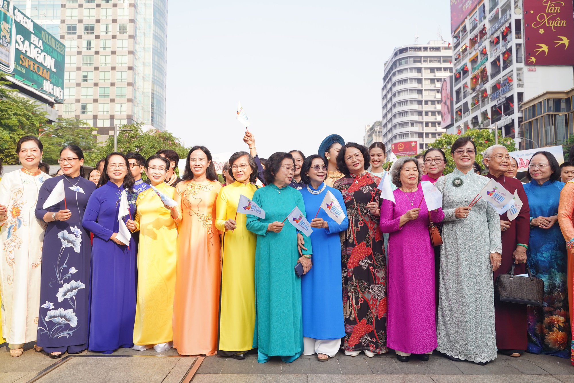 Cảnh tượng hiếm thấy ở phố đi bộ Nguyễn Huệ: 3.000 phụ nữ cùng làm một việc vào ngày 8/3- Ảnh 4.