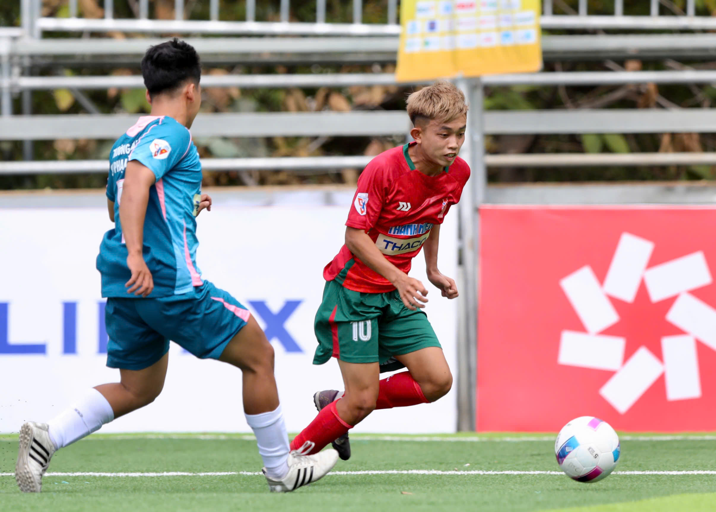 Song tấu số 7 và số 10: ‘Messi - Ronaldo’ phiên bản sinh viên tỏa sáng- Ảnh 2.