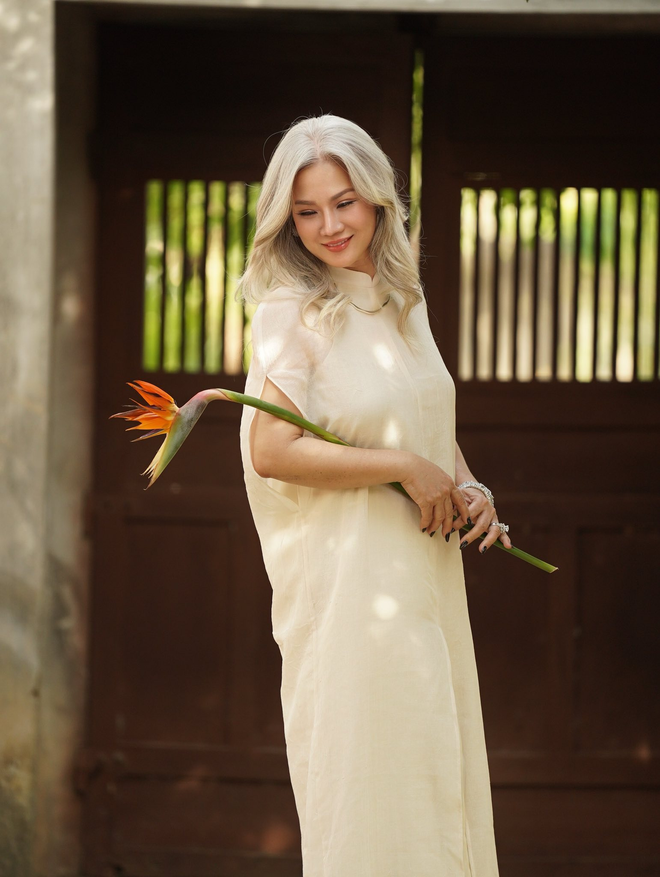 “Hoa hậu tóc bạc” của phụ nữ trung niên: Nhan sắc cao sang của người phụ nữ 52 tuổi gây chú ý với suối tóc bạc bồng bềnh- Ảnh 10.