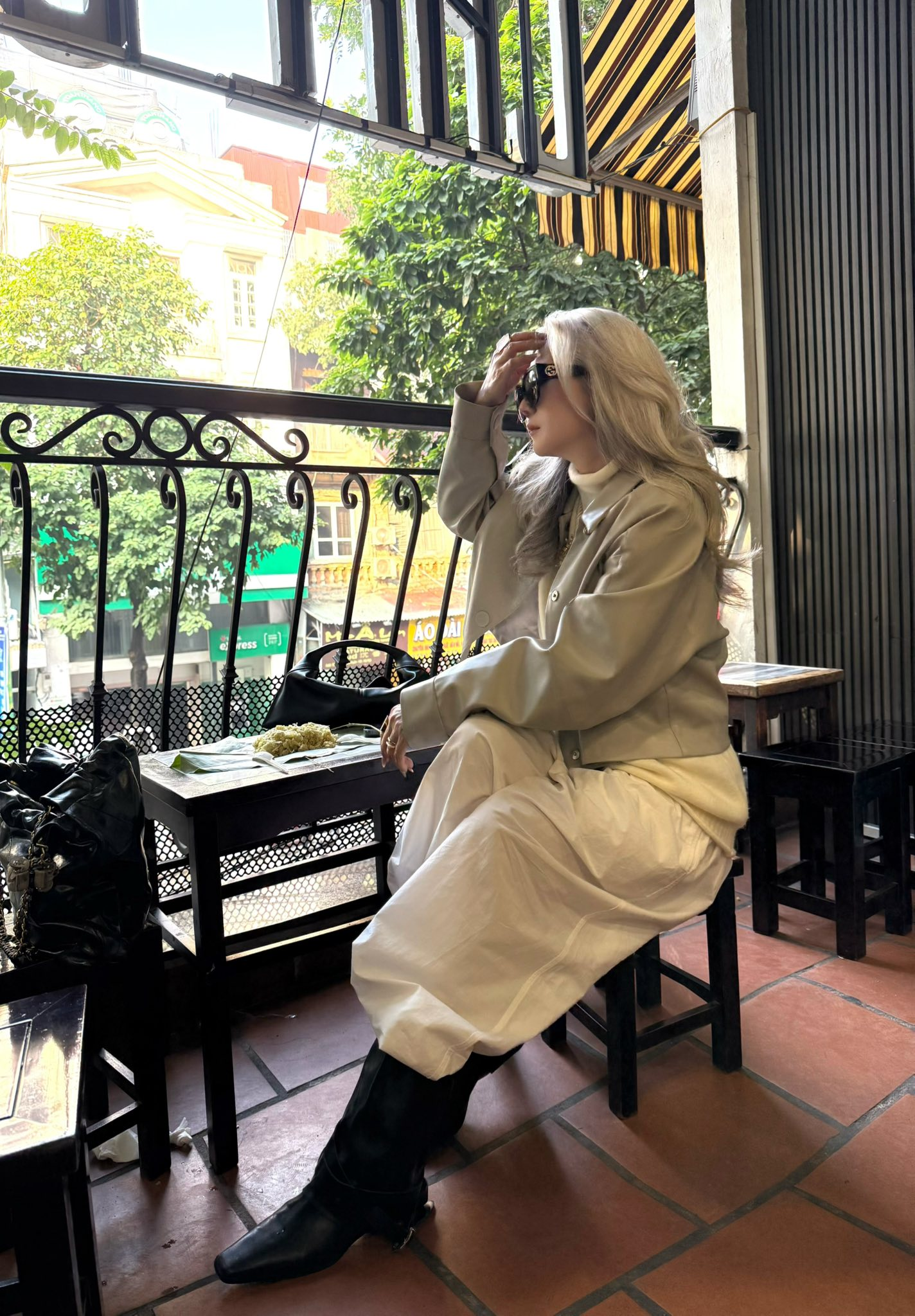 “Hoa hậu tóc bạc” của phụ nữ trung niên: Nhan sắc cao sang của người phụ nữ 52 tuổi gây chú ý với suối tóc bạc bồng bềnh- Ảnh 14.