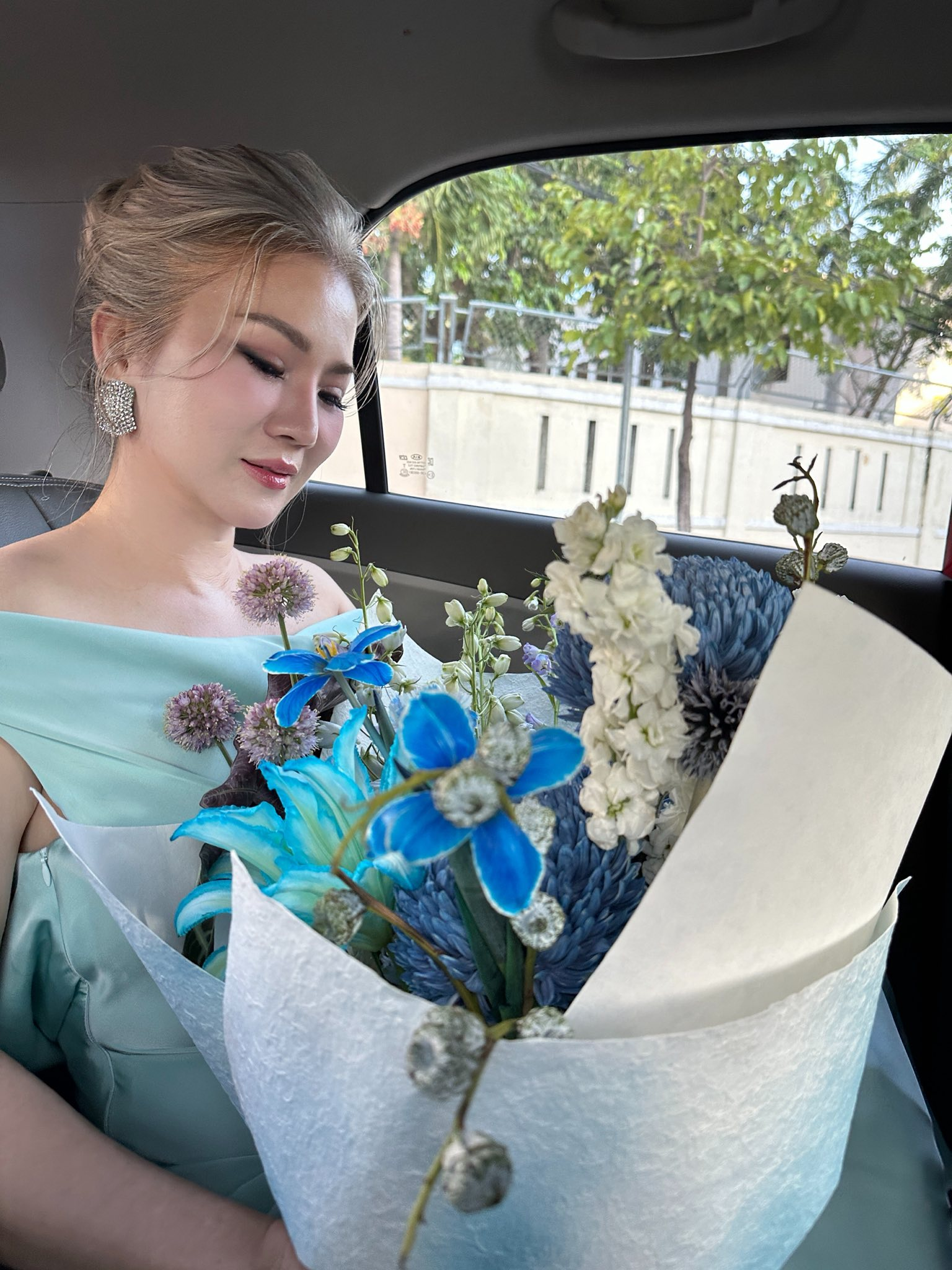 “Hoa hậu tóc bạc” của phụ nữ trung niên: Nhan sắc cao sang của người phụ nữ 52 tuổi gây chú ý với suối tóc bạc bồng bềnh- Ảnh 15.