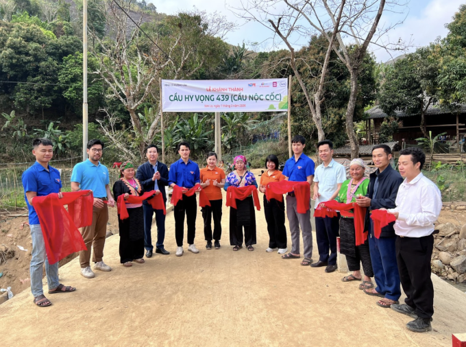 Đại diện các đơn vị tài trợ cùng chính quyền địa phương và người dân khánh thành cầu Hy Vọng 439.