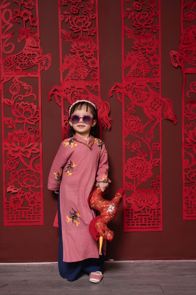 Vẻ tinh nghịch của bé Maymy.