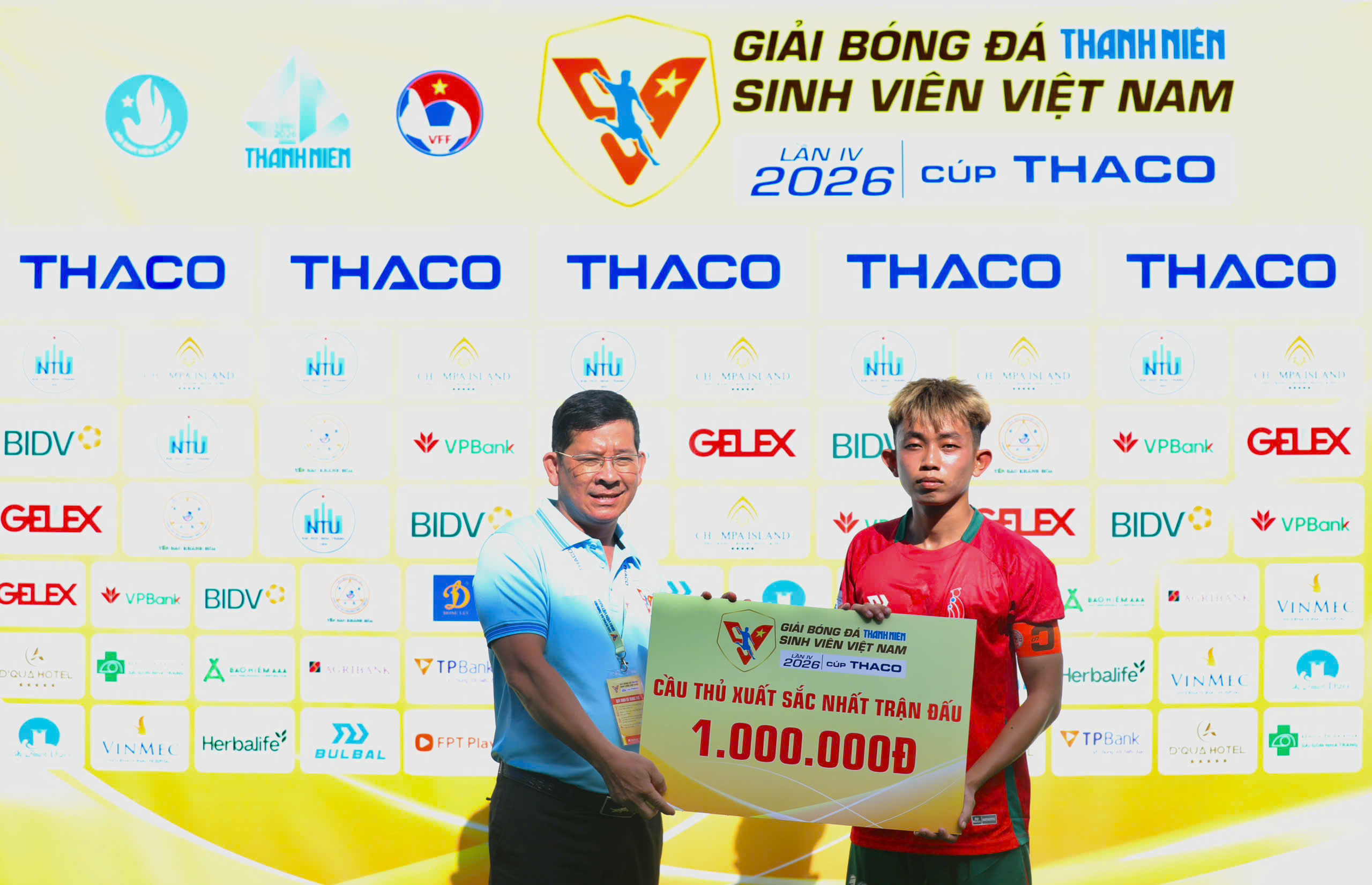 Ghi bàn tuyệt đẹp từ chấm đá phạt góc, đồng đội cũ của Lý Đức nói gì?- Ảnh 3.