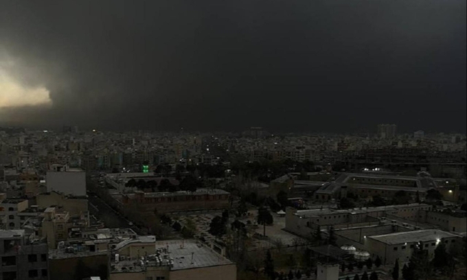 Bầu trời đen đặc tại thủ đô Tehran, Iran, sáng 8/3. Ảnh: Turkiye Today
