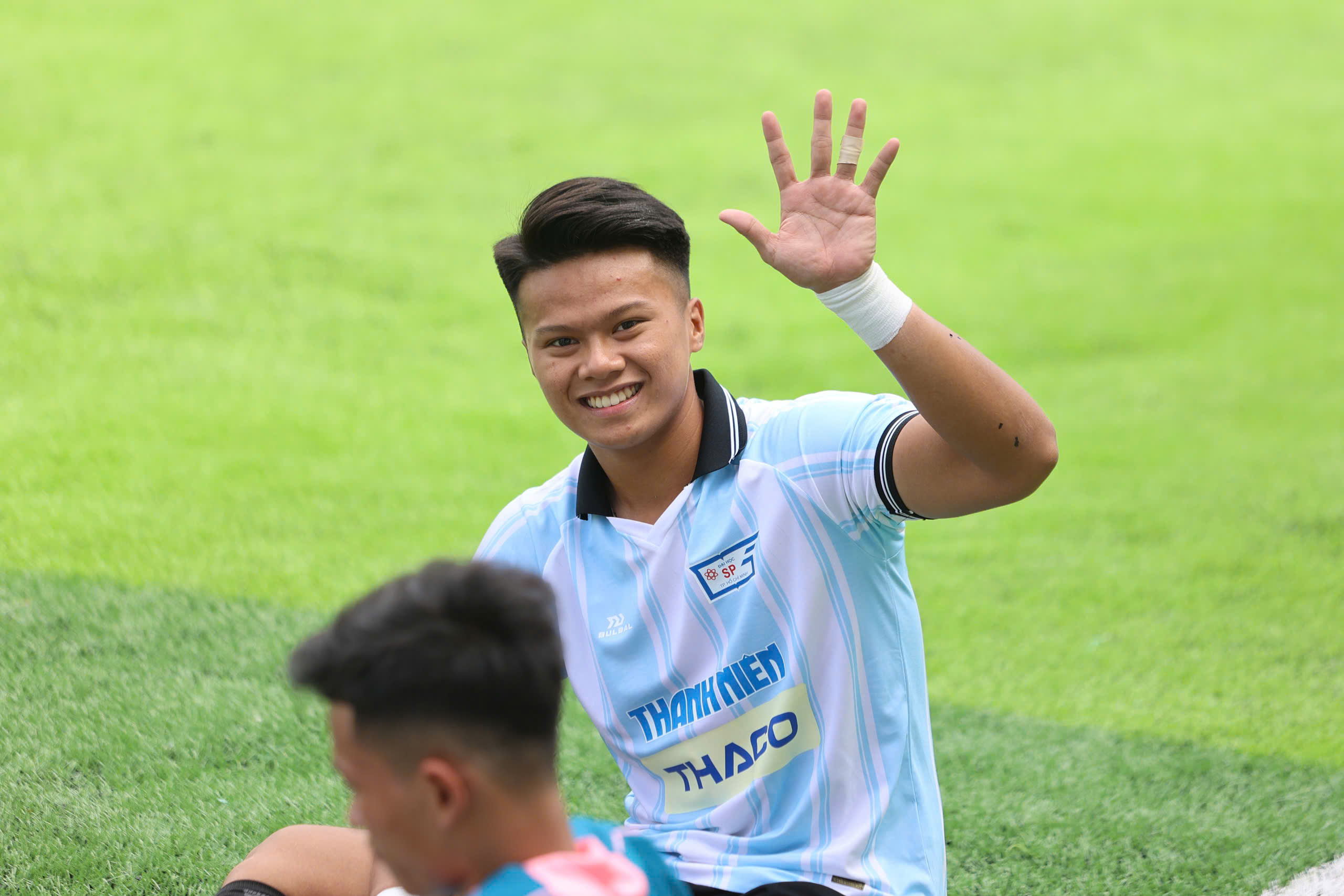 Người mẹ vượt gần 400 km đến Nha Trang cổ vũ con trai tại TNSV THACO cup 2026- Ảnh 2.