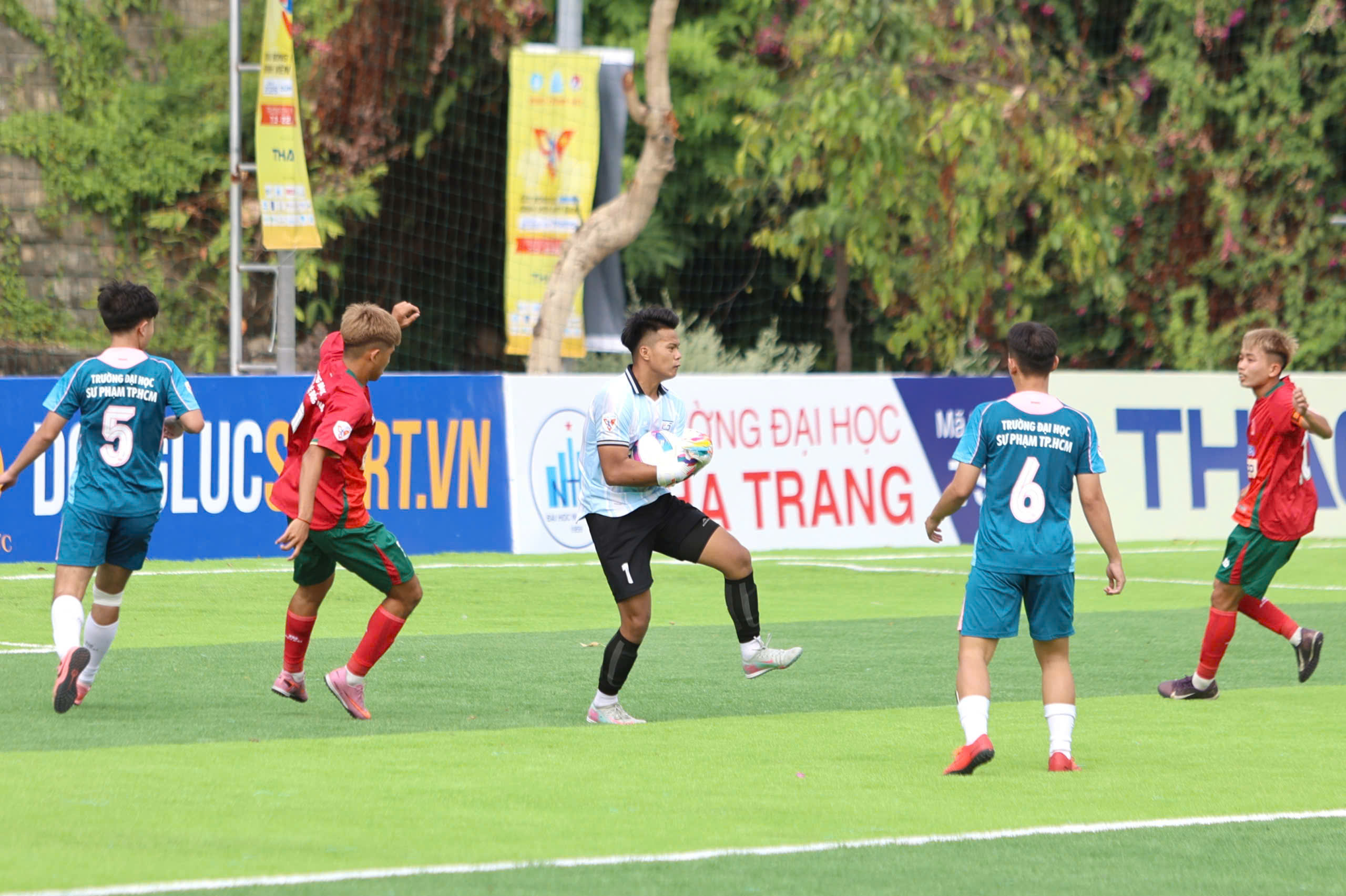 Người mẹ vượt gần 400 km đến Nha Trang cổ vũ con trai tại TNSV THACO cup 2026- Ảnh 3.